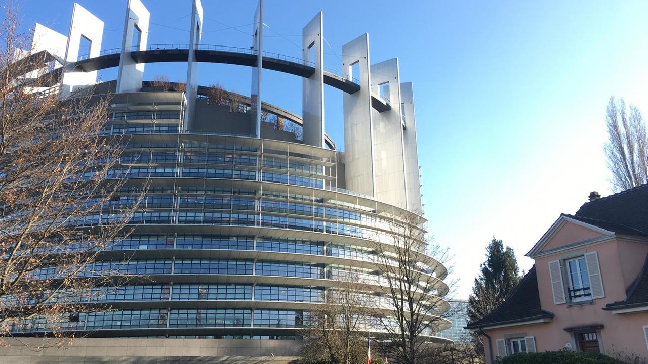 Das Europäische Parlament in Straßburg vor blauem Himmel, rechts daneben ein angrenzendes Wohnhaus. Das Europäische Parlament in Straßburg vor blauem Himmel, rechts daneben ein angrenzendes Wohnhaus.