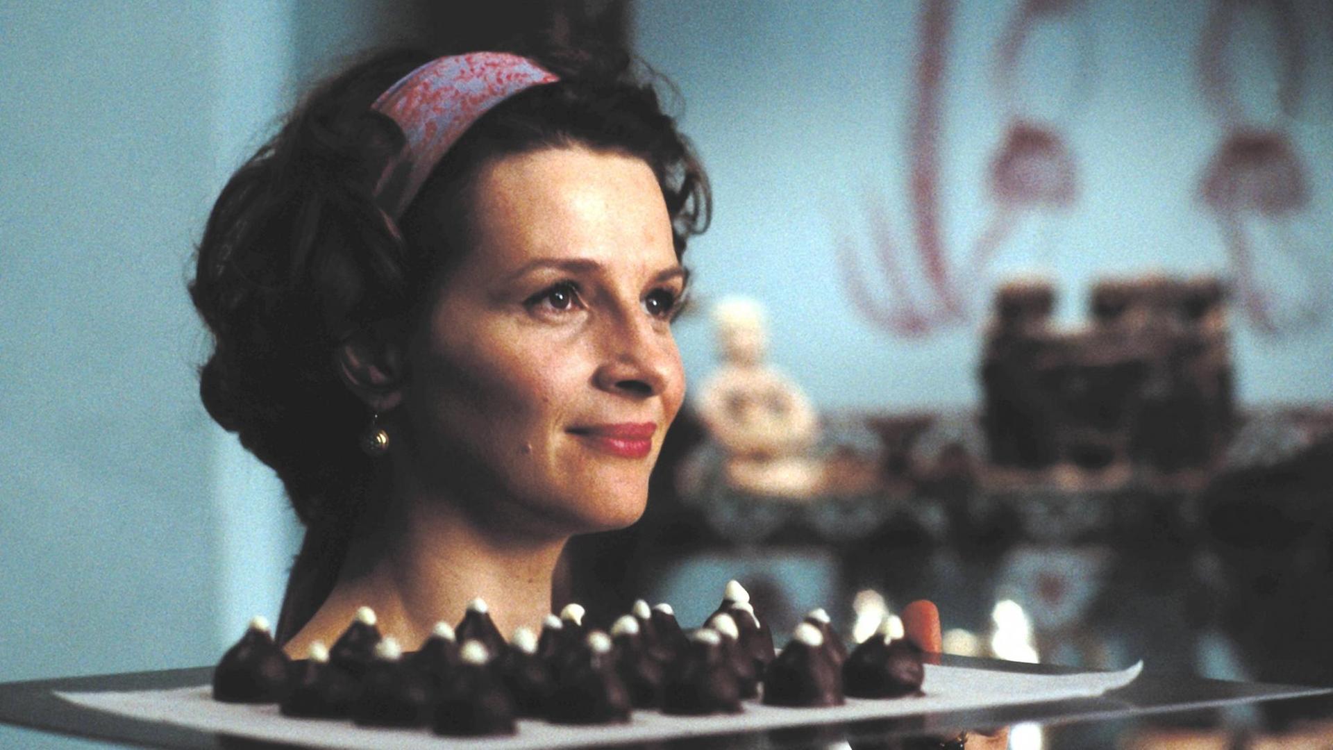 Filmszene aus "Chocolat" mit Juliette Binoche als Vianne, mit einem Tablett voller Pralinen