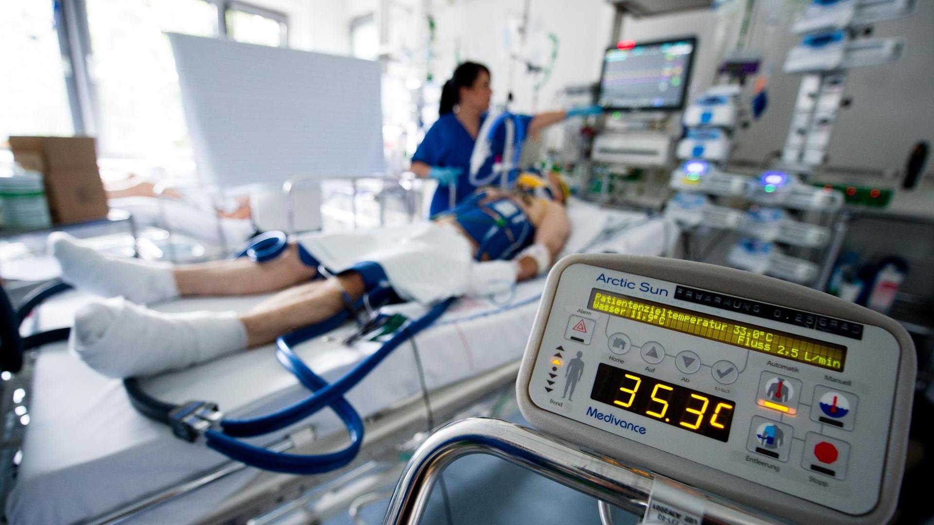 Eine Krankenschwester kontrolliert in Berlin an der Charite einen Patienten während einer Kältetherapie nach einem Herzstillstand. Eine Krankenschwester kontrolliert in Berlin an der Charite einen Patienten während einer Kältetherapie nach einem Herzstillstand.