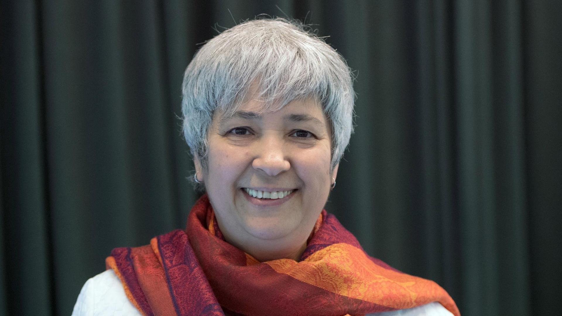 Die Rechtsanwältin Seyran Ates freut sich am 12.05.2017 in Berlin in der Kirche St. Johannes nach der Unterzeichnung eines Mietvertrages mit der Rushd-Goethe Moschee Die Rechtsanwältin Seyran Ates freut sich am 12.05.2017 in Berlin in der Kirche St. Johannes nach der Unterzeichnung eines Mietvertrages mit der Rushd-Goethe Moschee