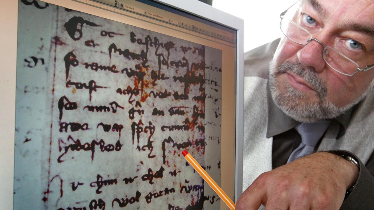 Professor Freimut Löser deutet in der Augsburger Universität auf einen Monitor, auf dem die Reproduktion einer Handschrift aus dem 14. Jahrhundert abgebildet ist. Professor Freimut Löser deutet in der Augsburger Universität auf einen Monitor, auf dem die Reproduktion einer Handschrift aus dem 14. Jahrhundert abgebildet ist.