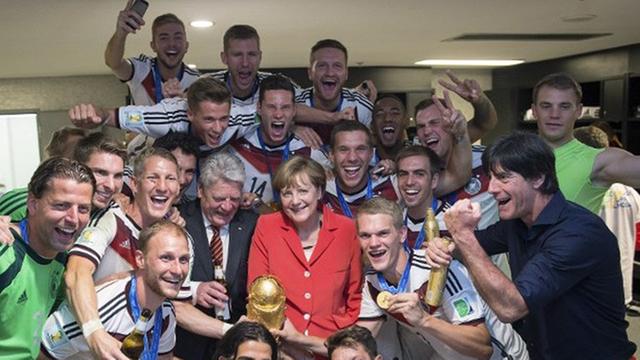 Bundeskanzlerin Merkel und Bundespräsident Gauck beim Selfie mit der deutschen Nationalelf nach dem WM-Sieg in Brasilien.