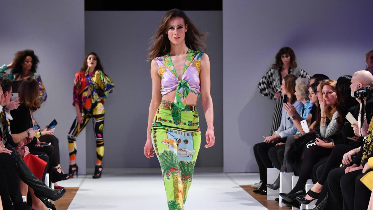 30.01.2018, Berlin: Models zeigen Kreationen des Designers Gianni Versace auf einer Modenschau zur Eröffnung einer Ausstellung über den Modeschöpfer im Kronprinzenpalais. 30.01.2018, Berlin: Models zeigen Kreationen des Designers Gianni Versace auf einer Modenschau zur Eröffnung einer Ausstellung über den Modeschöpfer im Kronprinzenpalais.