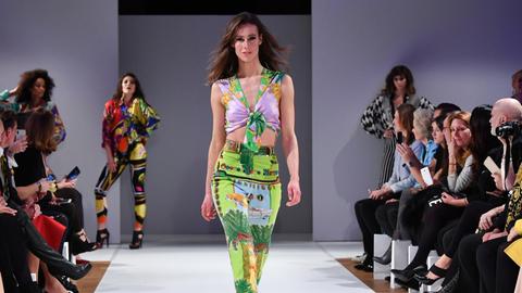 30.01.2018, Berlin: Models zeigen Kreationen des Designers Gianni Versace auf einer Modenschau zur Eröffnung einer Ausstellung über den Modeschöpfer im Kronprinzenpalais.