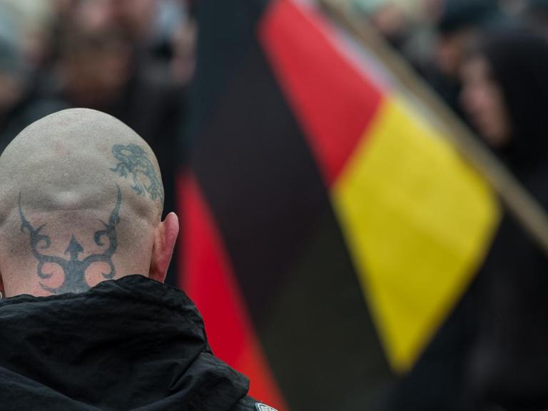 Ein Teilnehmer einer Demonstration gegen angeblichen Asylmissbrauch und neue Flüchtlingsheime in Frankfurt (Oder)