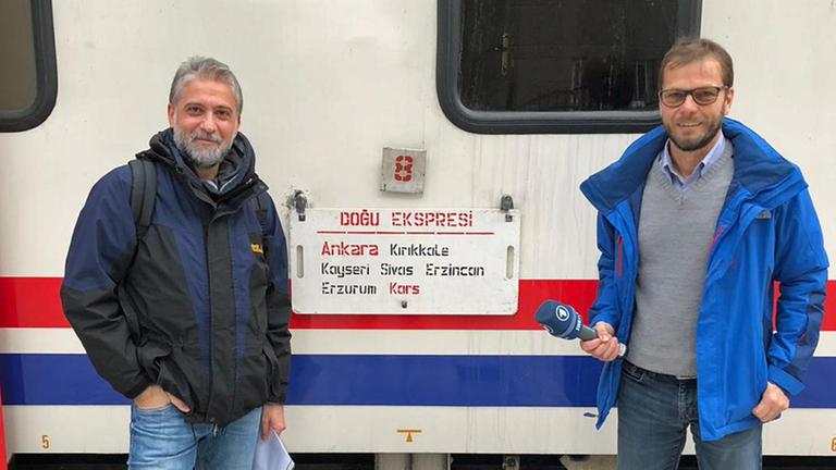 Die Autoren in Ankara vor dem Dogu-Ekspresi Die Autoren in Ankara vor dem Dogu-Ekspresi