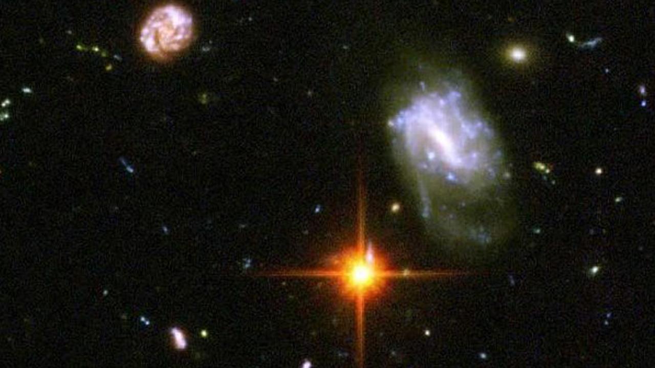 Eine neue Aufnahme des Weltraumteleskops "Hubble", die am 9.3.2004 veröffentlicht wurde. Sie zeigt etwa 10000 Galaxien, einige von ihnen in chaotisch wirkender Formgestaltung. Die Aufnahme erfasst nur einen äußerst kleinen Teil des Himmels unterhalb des Sternbilds Orion, bezeichnet als "Hubble Ultra Deep Field" (HUDF). 