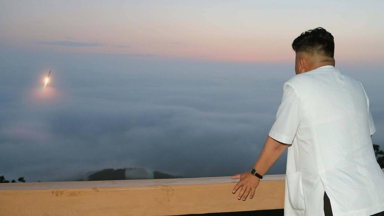 Kim Jong Un beobachtet einen Raketentest Kim Jong Un beobachtet einen Raketentest