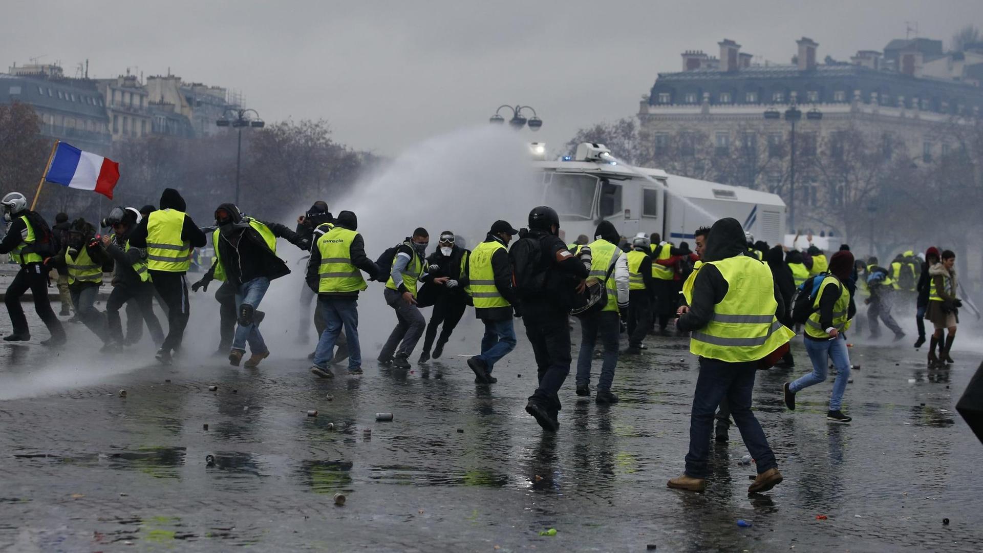 Am 01.12.2018 demonstrieren Gelbwesten auf den Champs Elysees in Paris (Foto: Leon Tanguy/MAXPPP/dpa) | Am 01.12.2018 demonstrieren Gelbwesten auf den Champs Elysees in Paris (Foto: Leon Tanguy/MAXPPP/dpa) |