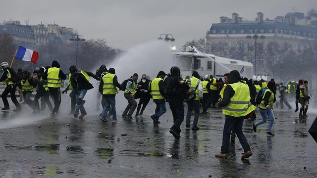 Gelbwesten demonstrieren in Paris auf den Champs Elysees.