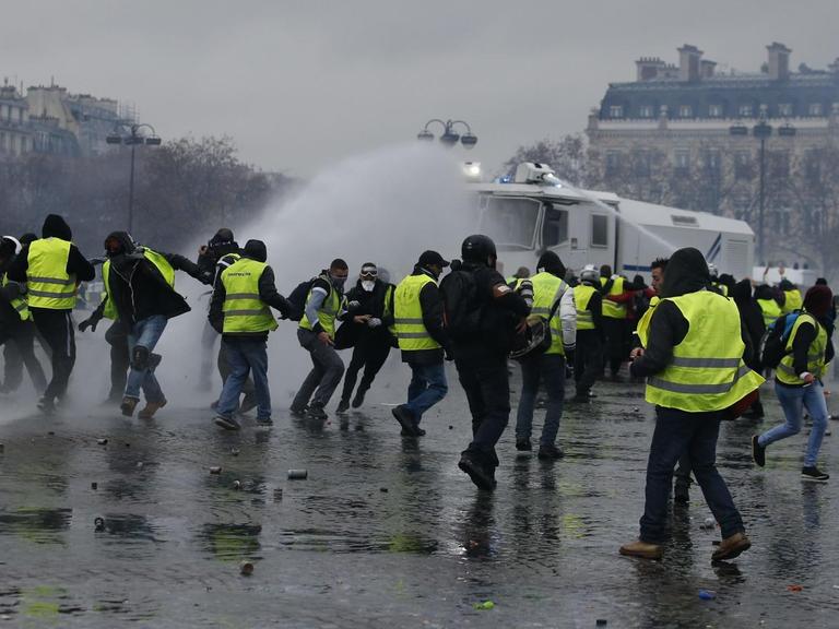 Gelbwesten demonstrieren in Paris auf den Champs Elysees.