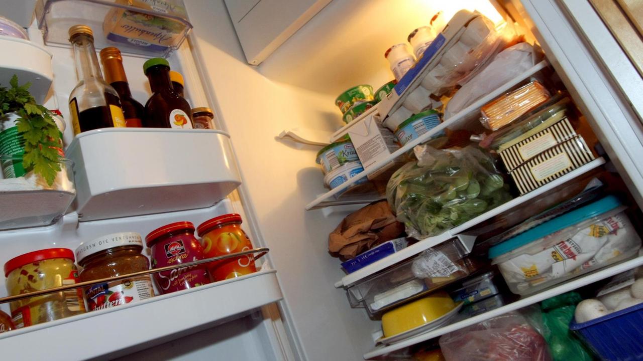 Ein Kühlschrank voll mit Lebensmitteln. Ein Kühlschrank voll mit Lebensmitteln.