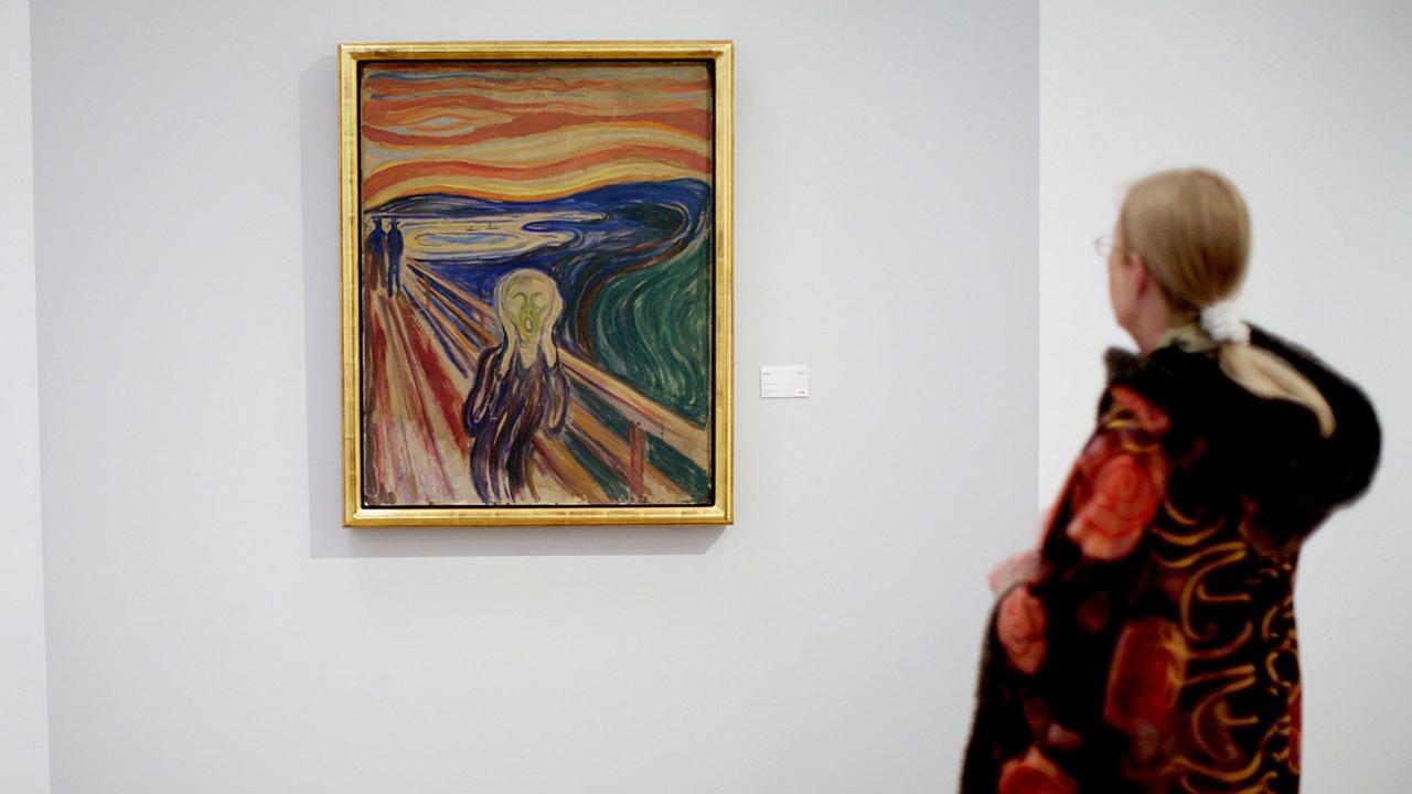 Eine Besucherin des Munch Museums in Oslo betrachtet das "Der Schrei" des Malers Edvard Munch. Eine Besucherin des Munch Museums in Oslo betrachtet das "Der Schrei" des Malers Edvard Munch.
