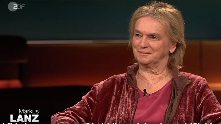 Elke Heidenreich sitzt in einem TV-Studio und blickt ihr Gegenüber freundlich an. Elke Heidenreich sitzt in einem TV-Studio und blickt ihr Gegenüber freundlich an.