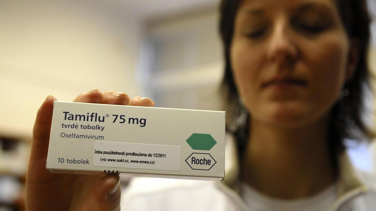 Eine Apothekerin hält eine Schachtel Tamiflu in die Kamera, Prag 2009 Eine Apothekerin hält eine Schachtel Tamiflu in die Kamera, Prag 2009