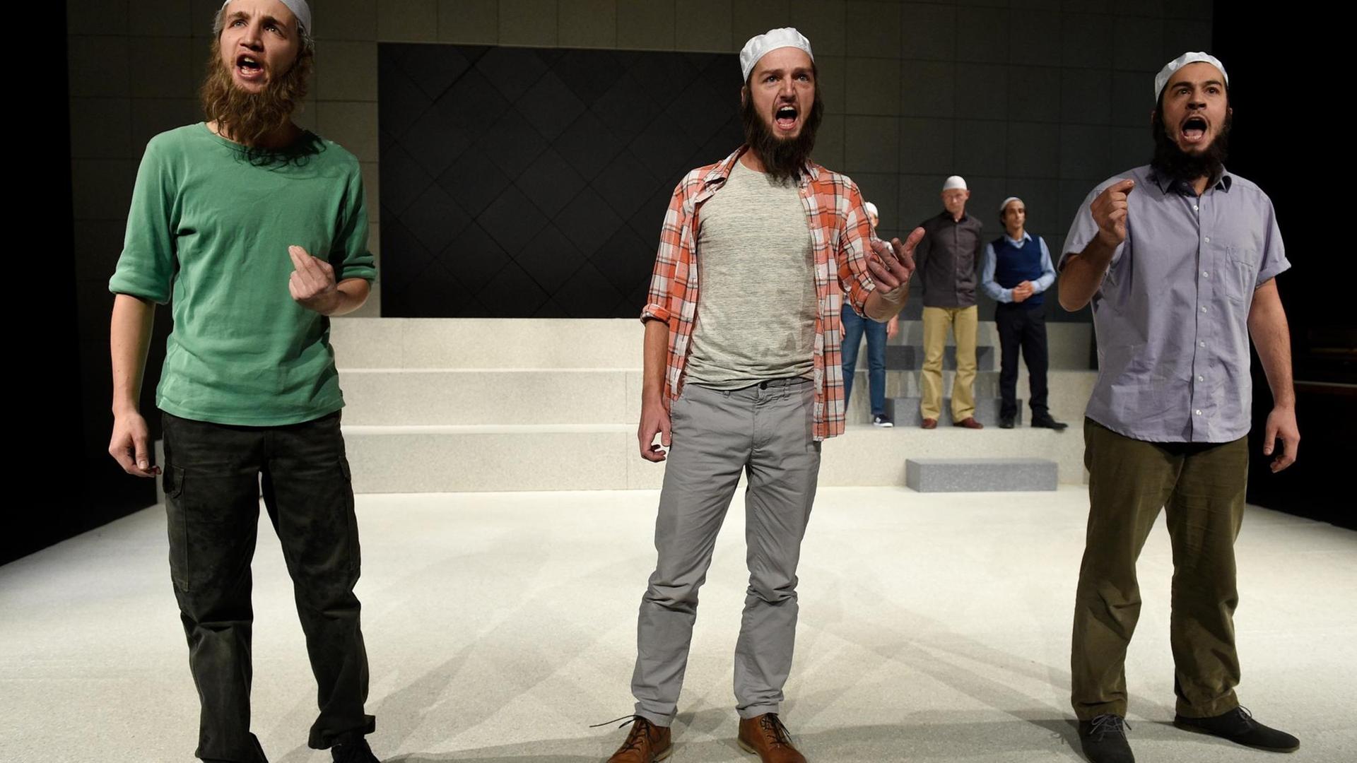 50 Prozent der radikalisierten Islamisten sind laut Benslama Konvertiten, 70 Prozent von ihnen sind zwischen 15- und 25 Jahre alt. 50 Prozent der radikalisierten Islamisten sind laut Benslama Konvertiten, 70 Prozent von ihnen sind zwischen 15- und 25 Jahre alt.