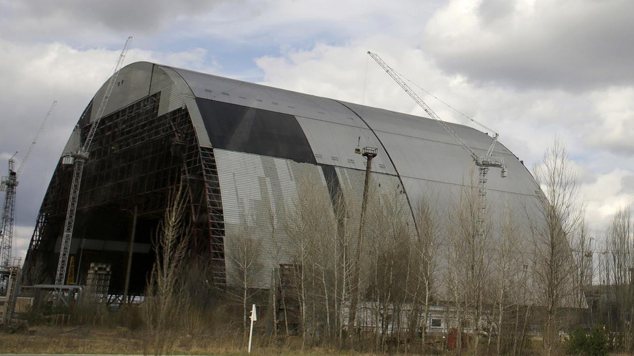 Die neue Schutzhülle für den Atomreaktor von Tschernobyl. Sie soll 2017 fertiggestellt werden.