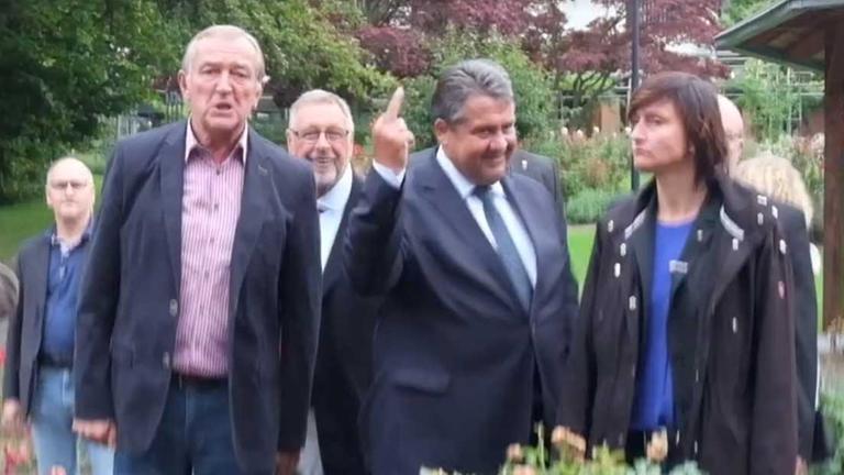 Sigmar Gabriel besucht am 12.08.2016 Salzgitter (Niedersachsen) und zeigt einer Gruppe von pöbelnden rechten Demonstranten den Mittelfinger (Screenshot vom Video). Bild: Junge Nationaldemokraten Braunschweig/dpa Sigmar Gabriel besucht am 12.08.2016 Salzgitter (Niedersachsen) und zeigt einer Gruppe von pöbelnden rechten Demonstranten den Mittelfinger (Screenshot vom Video). Bild: Junge Nationaldemokraten Braunschweig/dpa