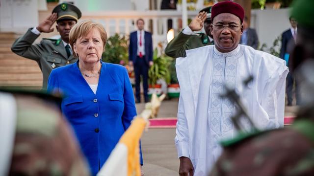Bundeskanzlerin Angela Merkel wird am Präsidentenpalast vom nigrischen Präsidenten Mahamadou Issoufou mit militärischen Ehren begrüsst.