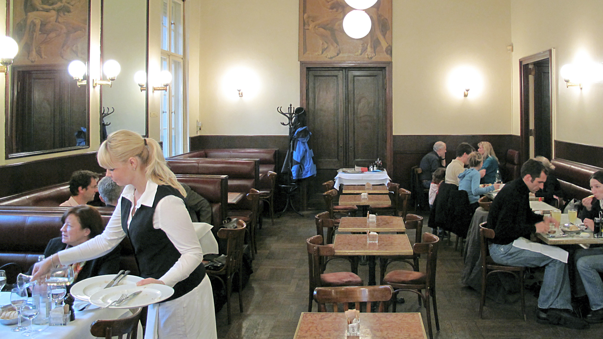 Das Cafe Einstein in der Kurfürstenstraße in Berlin, aufgenommen am 19. November 2008. Das Cafe Einstein in der Kurfürstenstraße in Berlin, aufgenommen am 19. November 2008.