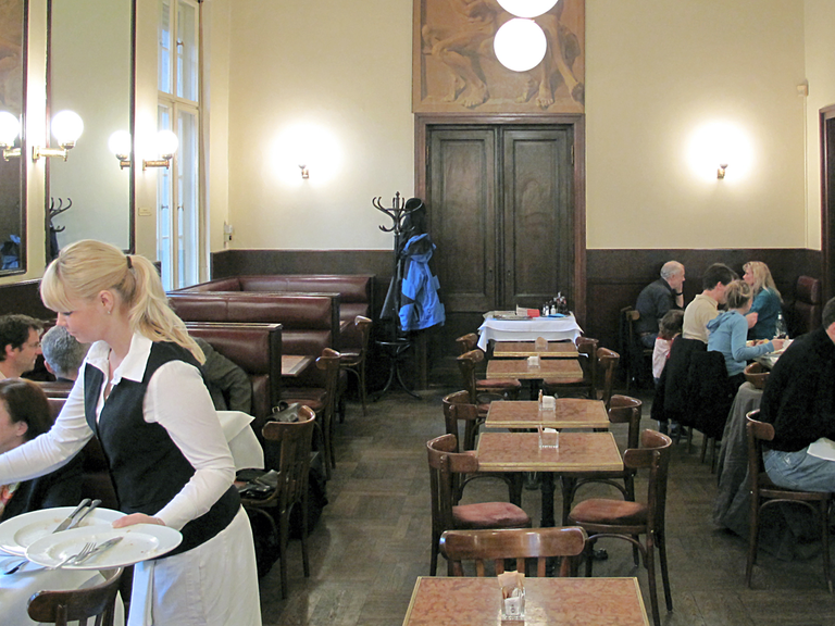 Das Cafe Einstein in der Kurfürstenstraße in Berlin, aufgenommen am 19. November 2008.