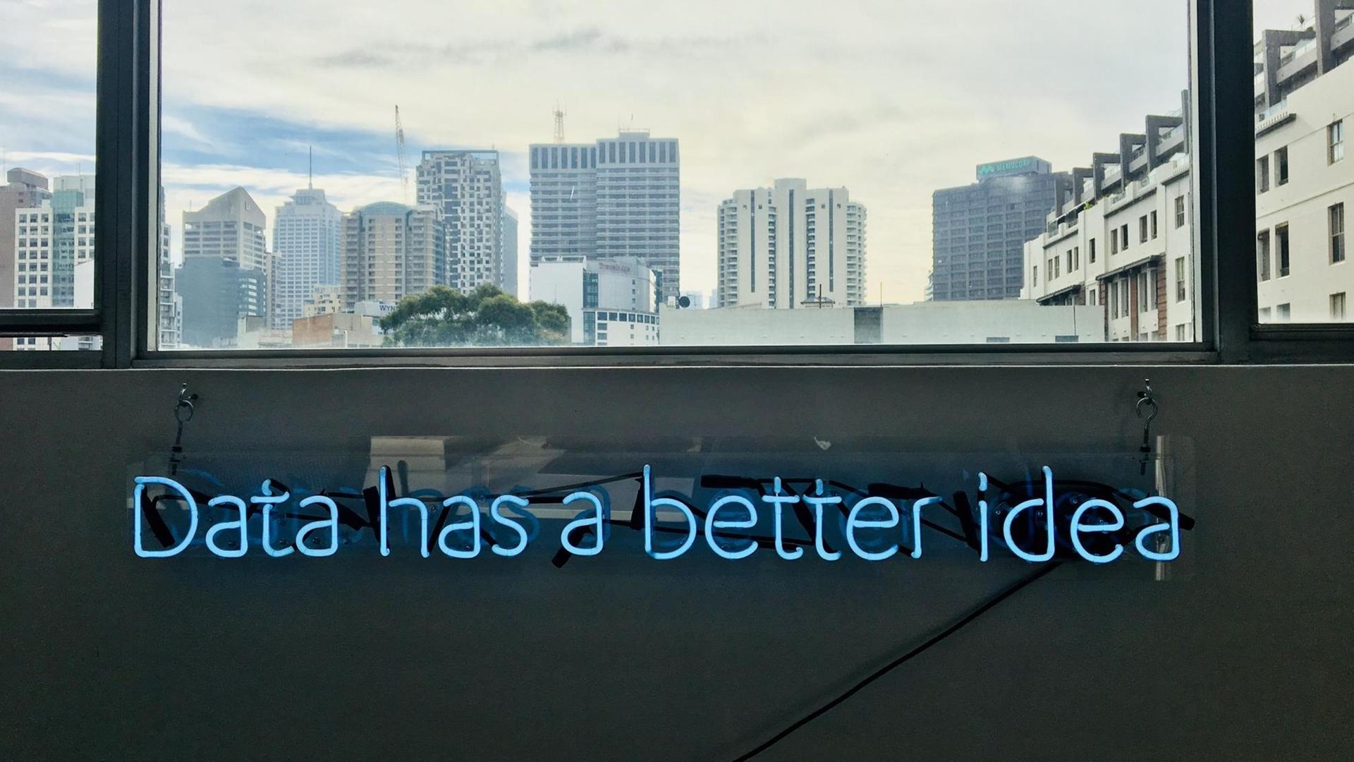 Der Schriftzug "Data has a better idea" leuchtet unter eínem Fenster an der Wand. Der Schriftzug "Data has a better idea" leuchtet unter eínem Fenster an der Wand.