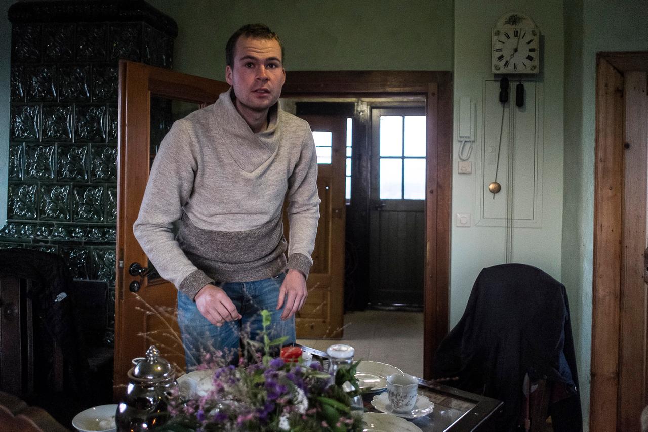 Die Türmerwohnung in Zittau, mit Kachelofen und Türmer Felix Weickelt. Die Türmerwohnung in Zittau, mit Kachelofen und Türmer Felix Weickelt.