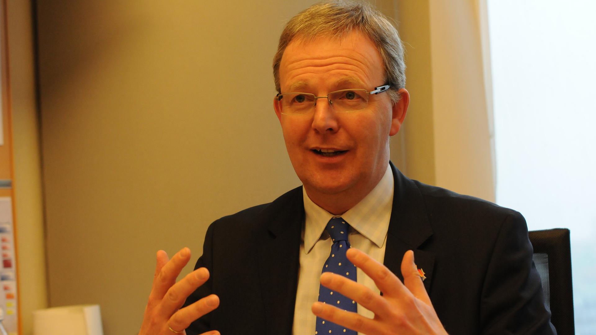 Der CDU-Europaparlamentarier Axel Voss sitzt in seinem Büro im Brüsseler EU-Parlament und gestikuliert im Gespräch. Der CDU-Europaparlamentarier Axel Voss sitzt in seinem Büro im Brüsseler EU-Parlament und gestikuliert im Gespräch.