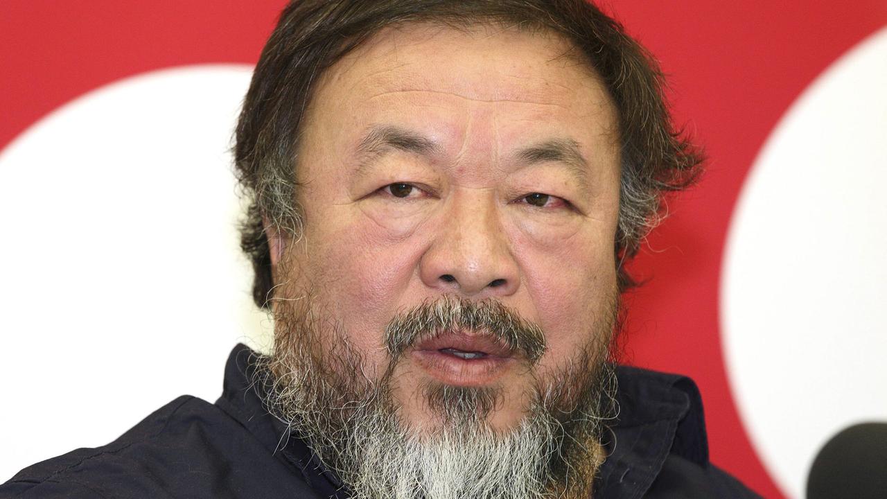 Der chinesische Aktionskünstler Ai Weiwei bei einer Pressekonferenz an der Universität der Künste in Berlin Der chinesische Aktionskünstler Ai Weiwei bei einer Pressekonferenz an der Universität der Künste in Berlin