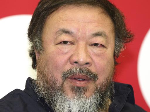 Der chinesische Aktionskünstler Ai Weiwei bei einer Pressekonferenz an der Universität der Künste in Berlin