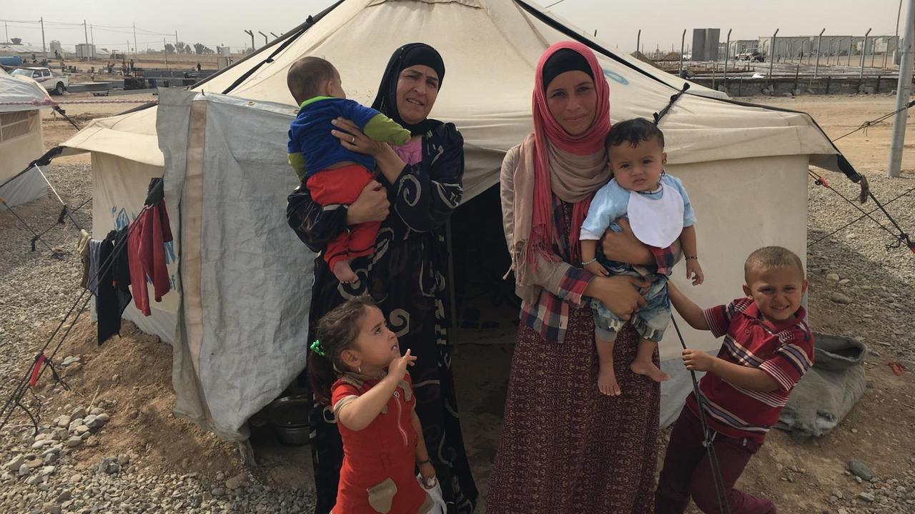 Haben Gewalt und Folter erlebt: Frauen mit ihren Kindern im Flüchtlingslager Mädchen im Flüchtlingslager Debaga