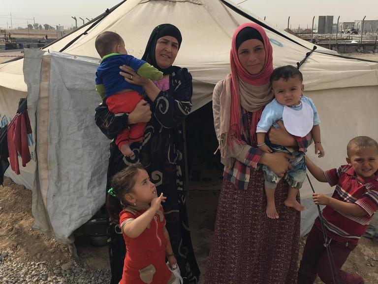 Haben Gewalt und Folter erlebt: Frauen mit ihren Kindern im Flüchtlingslager Mädchen im Flüchtlingslager Debaga
