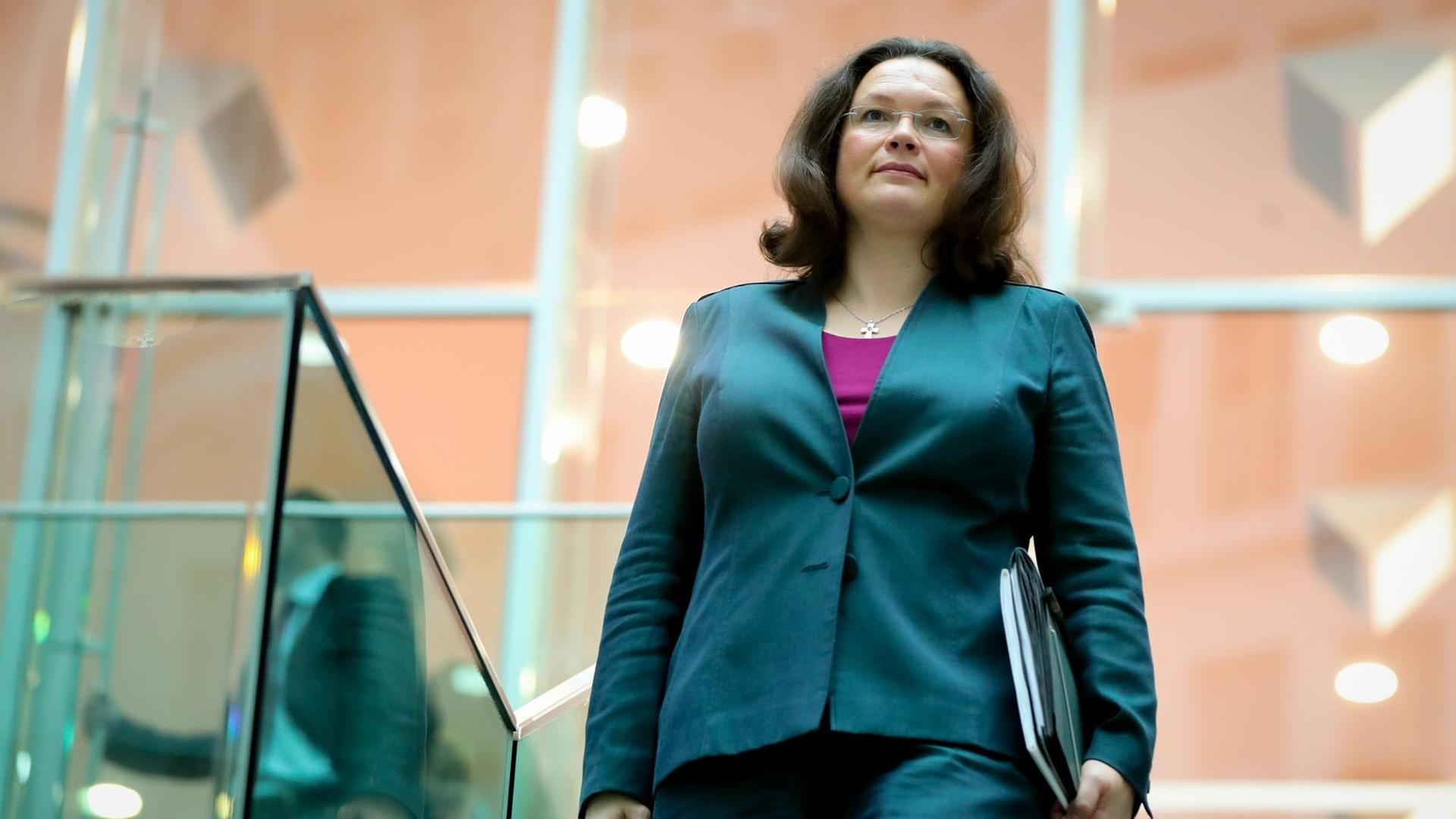Bundessozialministerin Andrea Nahles (SPD) verlässt nach der Vorstellung des Gesamtkonzepts zur Alterssicherung der Bundesregierung die Bundespressekonferenz mit Akten unter ihrem Arm. Bundessozialministerin Andrea Nahles (SPD) verlässt nach der Vorstellung des Gesamtkonzepts zur Alterssicherung der Bundesregierung die Bundespressekonferenz mit Akten unter ihrem Arm.