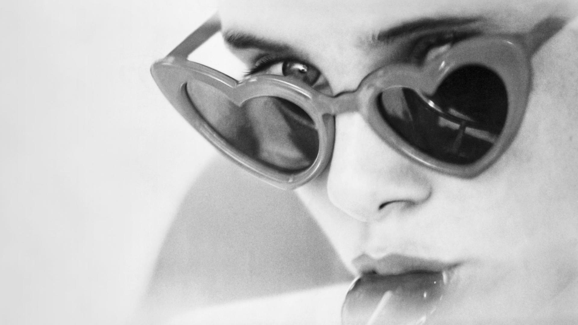 Schwarzweiss Fotografie von Sue Lyon in der Lolita-Verfilmung von Stanley Kubrick aus dem Jahr 1962. Schwarzweiss Fotografie von Sue Lyon in der Lolita-Verfilmung von Stanley Kubrick aus dem Jahr 1962.