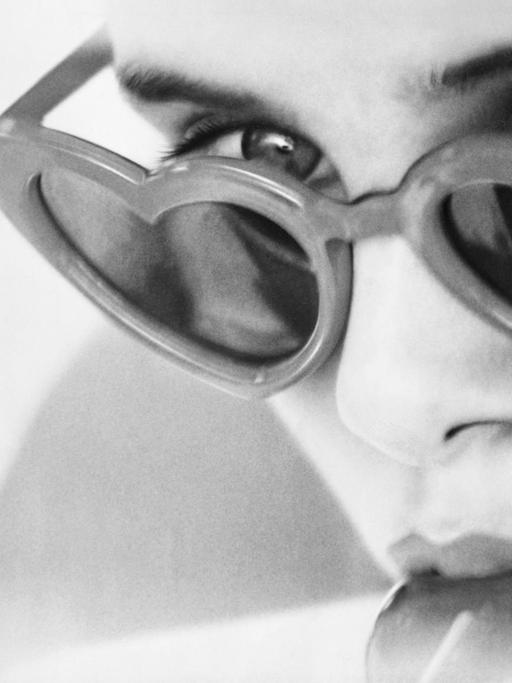 Schwarzweiss Fotografie von Sue Lyon in der Lolita-Verfilmung von Stanley Kubrick aus dem Jahr 1962.