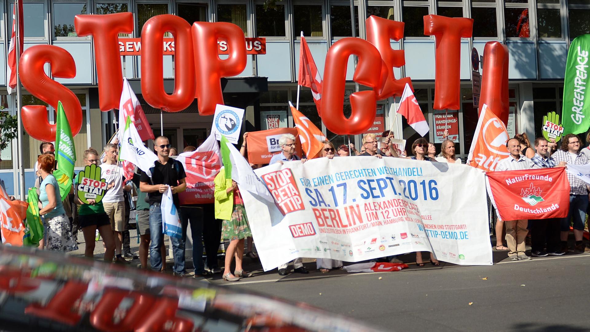Mitglieder des Bündnis "CETA & TTIP stoppen!" werben am 14.09.2016 in Berlin mit Bannern, Plakaten und Ballons, die den Schriftzug "Stop CETA" bilden. Sie wollen für die Demonstration am 17.09.2016 gegen die Wirtschafts- und Handelsabkommen CETA und TTIP werben.