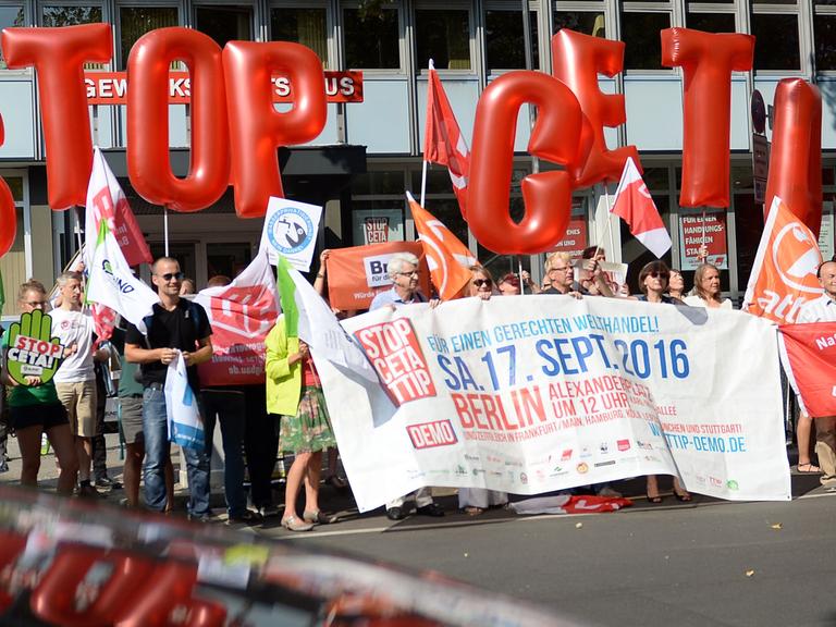 Mitglieder des Bündnis "CETA & TTIP stoppen!" werben am 14.09.2016 in Berlin mit Bannern, Plakaten und Ballons, die den Schriftzug "Stop CETA" bilden. Sie wollen für die Demonstration am 17.09.2016 gegen die Wirtschafts- und Handelsabkommen CETA und TTIP werben.