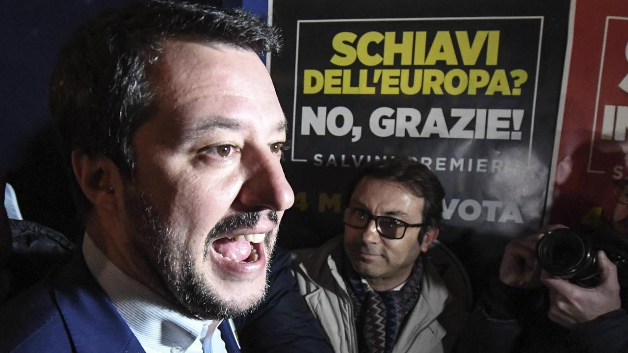 Matteo Salvini Italian leader of the Lega Nord political party and member of the European Parliament during an election demonstration in Caserta, Campania region, southern Italy 21/02/2018 - Naples, Italy PUBLICATIONxINxGERxSUIxAUTxONLY Copyright: xSalvatorexLaportax/xIPAx/xKontrolabx Matteo Salvini Italian leader of the Lega Nord political party and member of the European Parliament during an election demonstration in Caserta, Campania region, southern Italy 21/02/2018 - Naples, Italy PUBLICATIONxINxGERxSUIxAUTxONLY Copyright: xSalvatorexLaportax/xIPAx/xKontrolabx