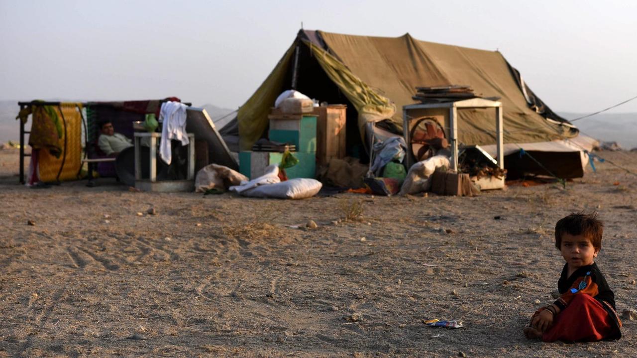 Afghanische Flüchtlinge, die aus Pakistan in ihr Heimatland zurückkehrten, leben in Zelten in der Provinz Langhman in Afghanistan. Afghanische Flüchtlinge, die aus Pakistan in ihr Heimatland zurückkehrten, leben in Zelten in der Provinz Langhman in Afghanistan.
