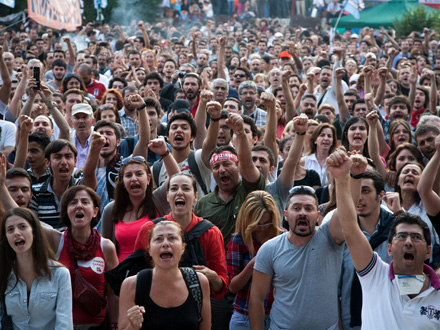Demonstranten auf dem Taksim-Platz in Istanbul Demonstranten auf dem Taksim-Platz in Istanbul