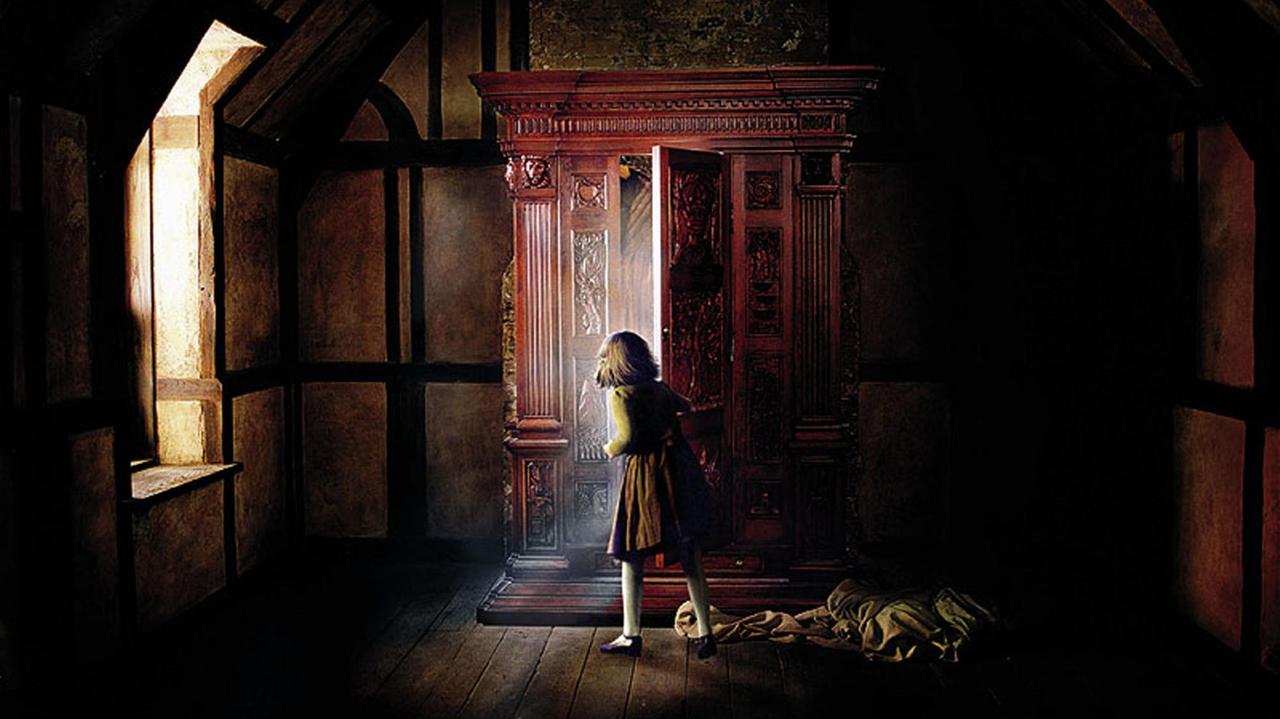 Szene aus dem Film „Die Chroniken von Narnia“ — ein Mädchen öffnet einen Schrank aus dem Licht scheint.