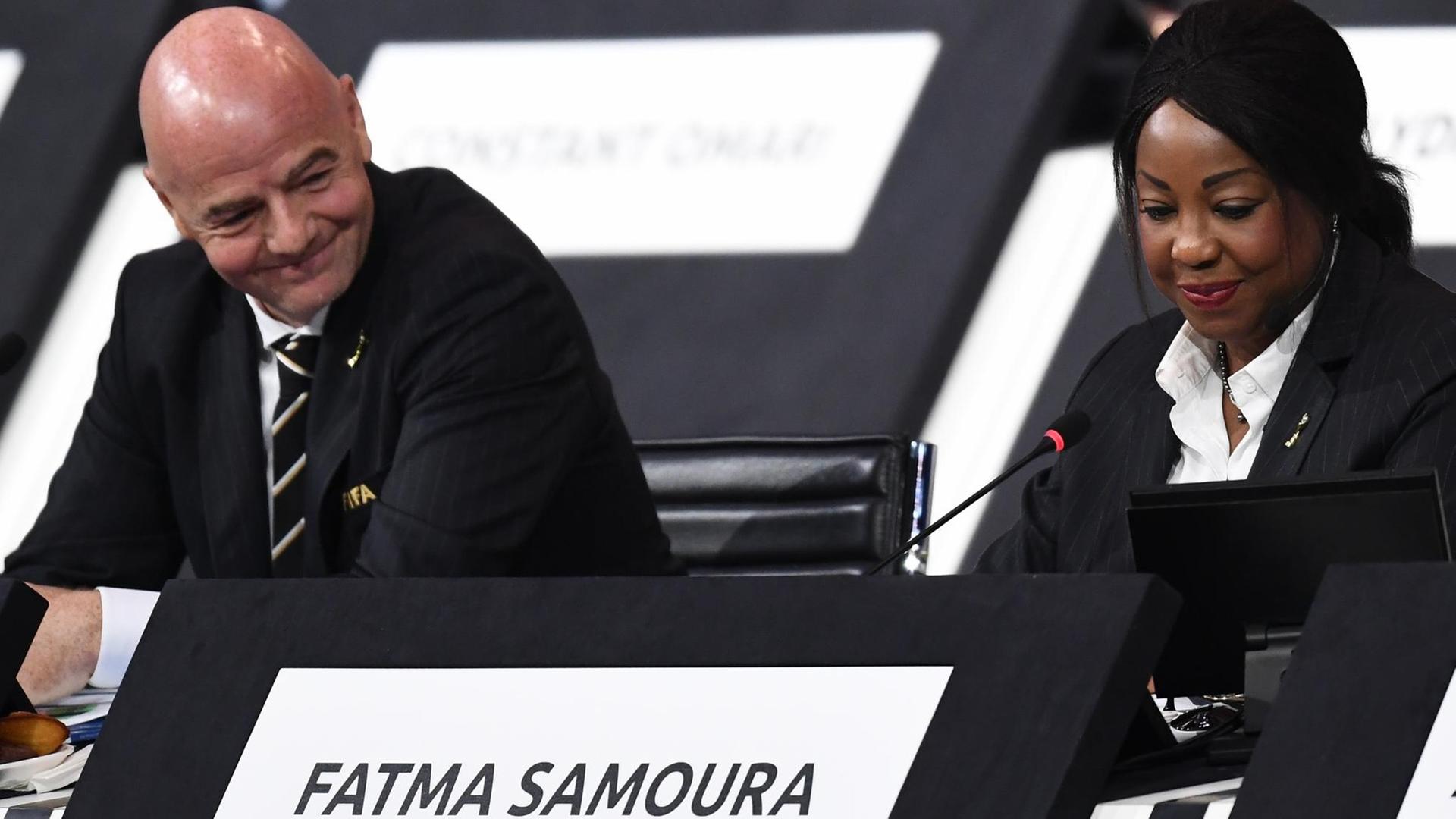FIFA-Präsident President Gianni Infantino (l.) und Generalsekretärin Fatma Samoura auf dem FIFA-Kongress in Paris am 5. Juni 2019 FIFA-Präsident President Gianni Infantino (l.) und Generalsekretärin Fatma Samoura auf dem FIFA-Kongress in Paris am 5. Juni 2019