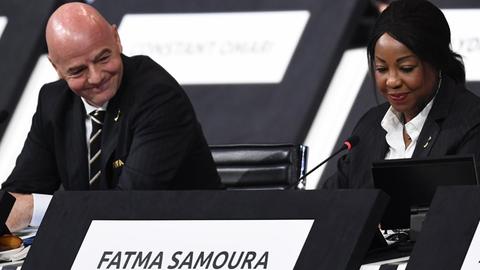 FIFA-Präsident President Gianni Infantino (l.) und Generalsekretärin Fatma Samoura auf dem FIFA-Kongress in Paris am 5. Juni 2019
