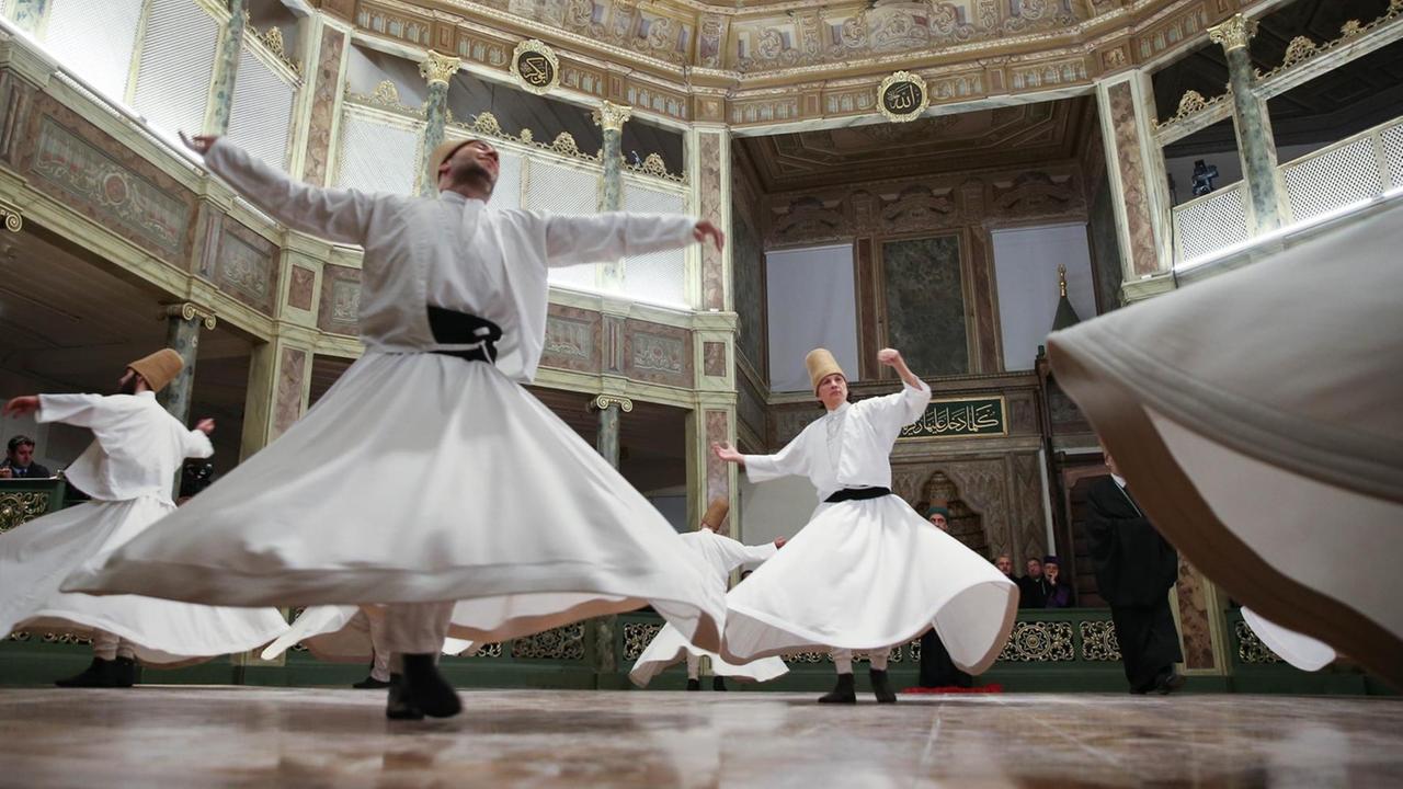 Wirbelnde Derwische treten während der "Seb-i Arus"-Zeremonie (Die Nacht der Vereinigung) in der Galata-Loge auf, die von Mevlevi-Derwischen anlässlich des 743. Todestages von Mevlana Jalaluddin al-Rumi in Istanbul genutzt wird. Wirbelnde Derwische treten während der "Seb-i Arus"-Zeremonie (Die Nacht der Vereinigung) in der Galata-Loge auf, die von Mevlevi-Derwischen anlässlich des 743. Todestages von Mevlana Jalaluddin al-Rumi in Istanbul genutzt wird.