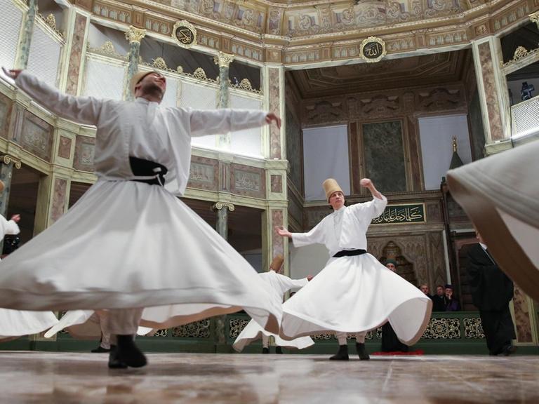 Wirbelnde Derwische treten während der "Seb-i Arus"-Zeremonie (Die Nacht der Vereinigung) in der Galata-Loge auf, die von Mevlevi-Derwischen anlässlich des 743. Todestages von Mevlana Jalaluddin al-Rumi in Istanbul genutzt wird.