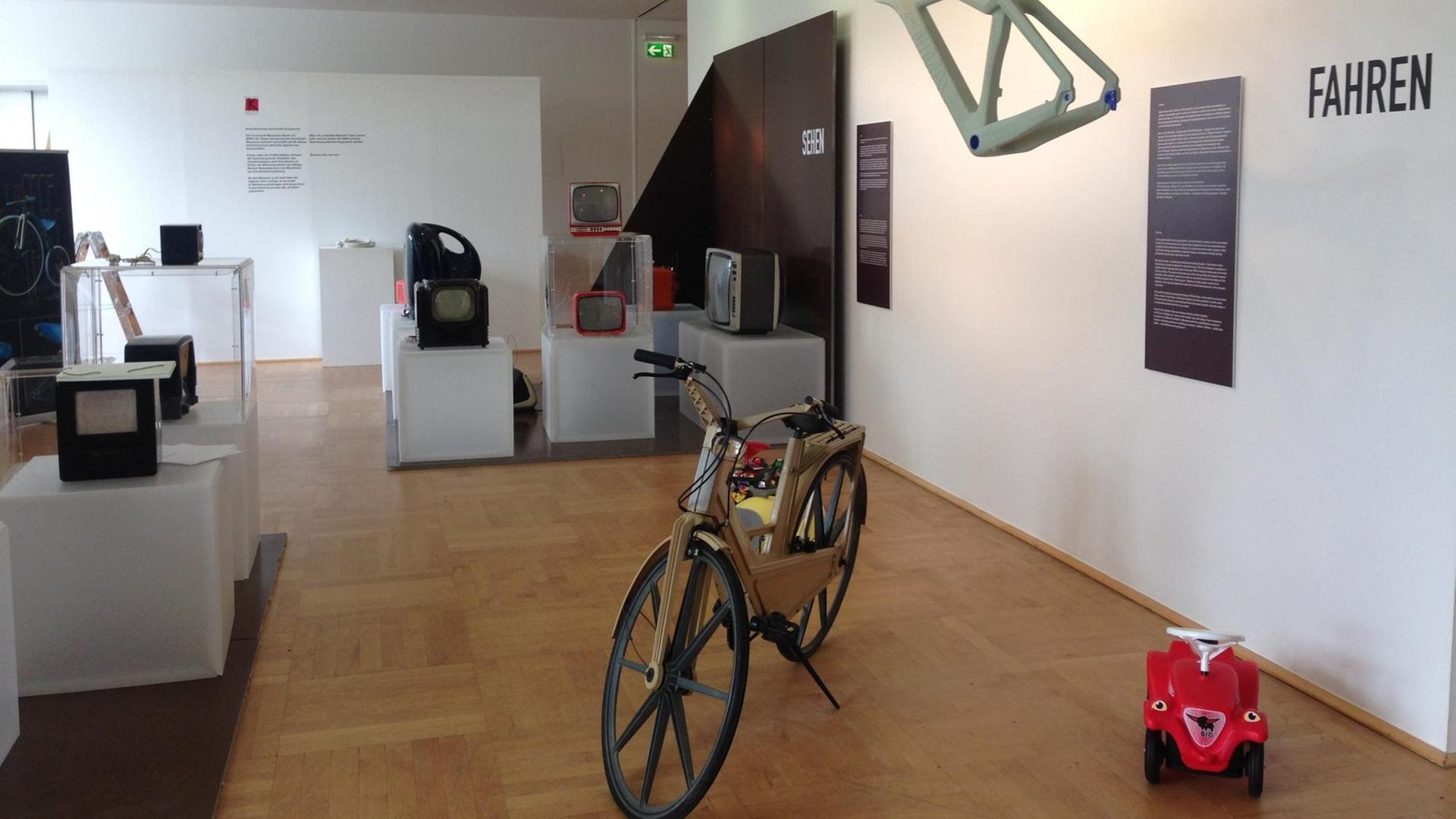 Das Bobbycar ist der Design-Klassiker aus Kunststoff, ausgestellt in der Ausstellung "Plastic Icons". Das Bobbycar ist der Design-Klassiker aus Kunststoff, ausgestellt in der Ausstellung "Plastic Icons".