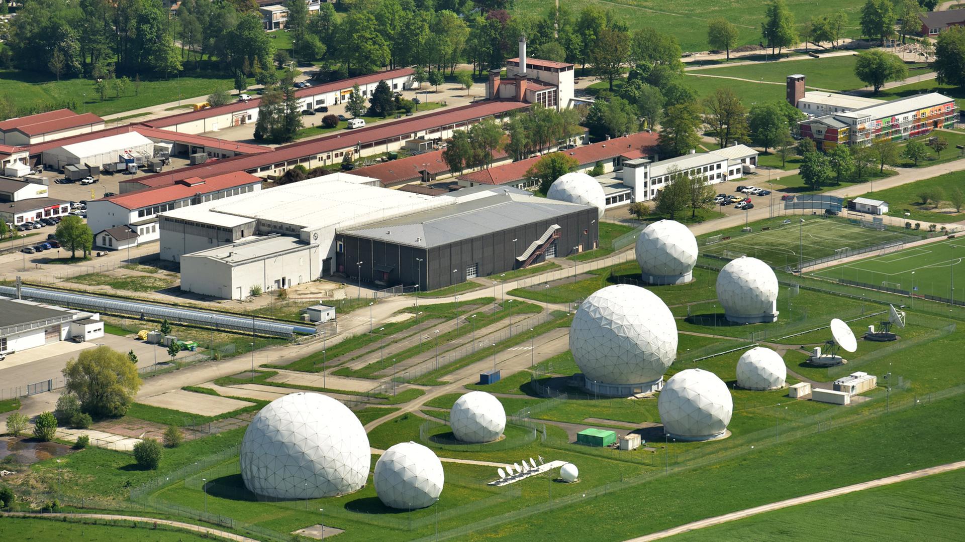 Radarkuppeln stehen auf dem Gelände der Abhörstation des Bundesnachrichtendienstes in Bad Aibling. Radarkuppeln stehen auf dem Gelände der Abhörstation des Bundesnachrichtendienstes in Bad Aibling.