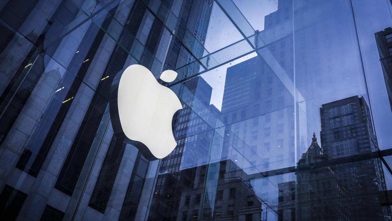 Das Logo der Firma Apple an einem Apple Store in New York.
