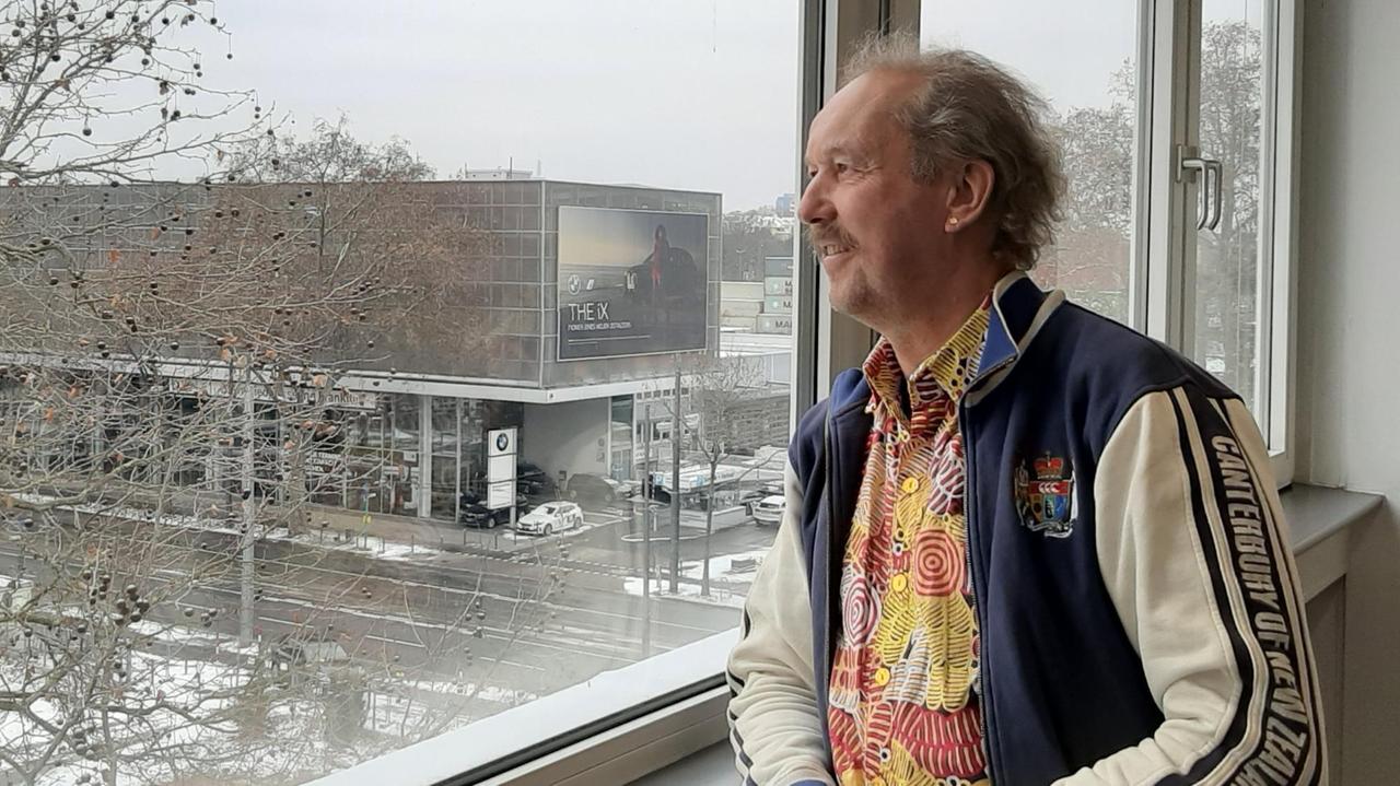 Detlef Saemann steht am Fenster und guckt in die Ferne. Detlef Saemann steht am Fenster und guckt in die Ferne.