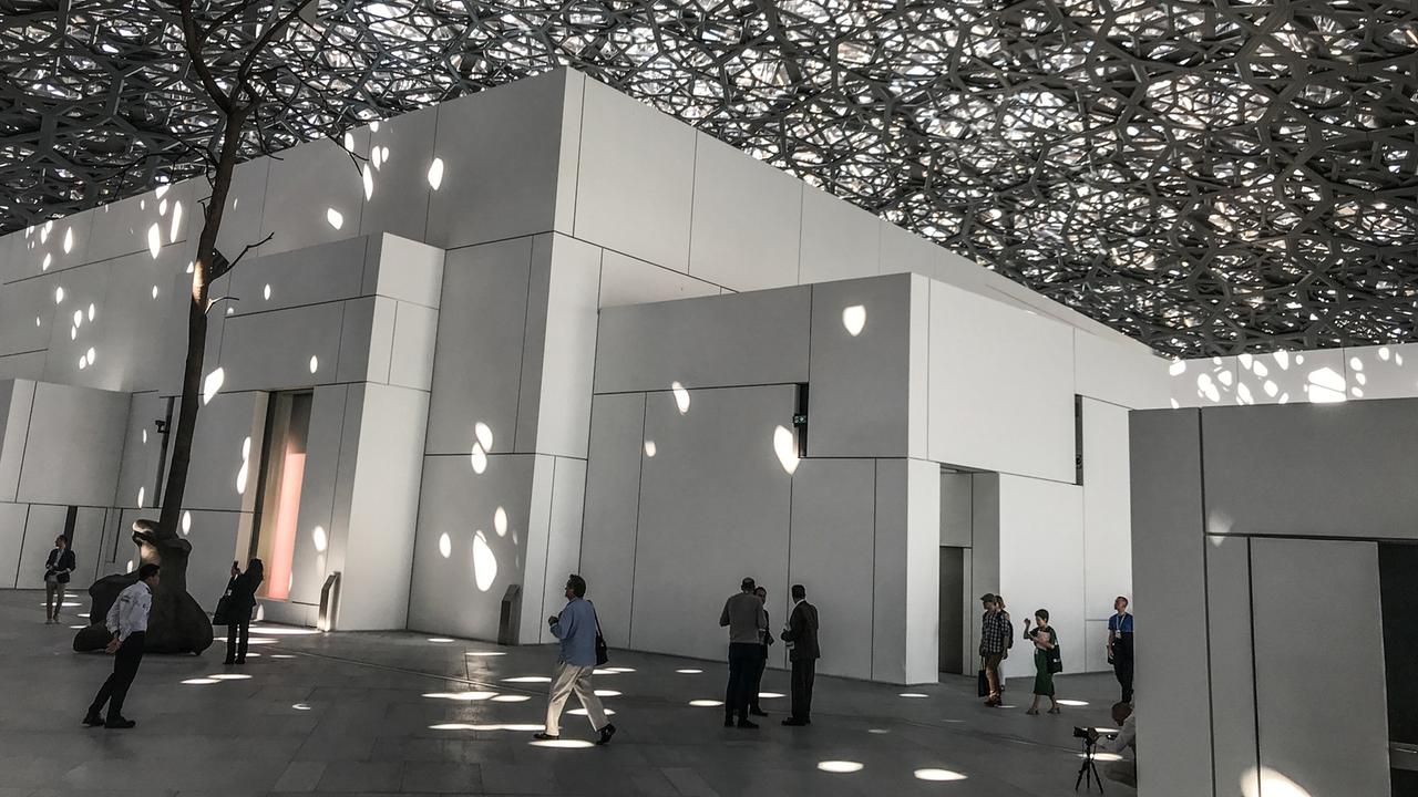 Der Louvre Abu Dhabi: Gebäude unter einer Art "Blätterdach" Der Louvre Abu Dhabi: Gebäude unter einer Art "Blätterdach"